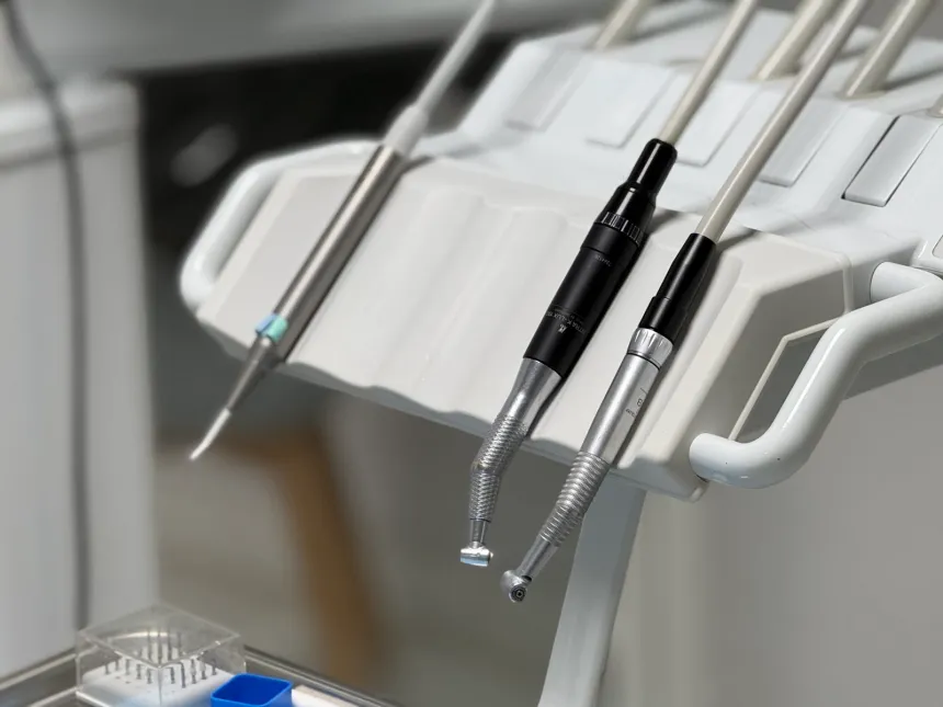 Instrumental dental preparado en un gabinete de Clínica Dental Millet